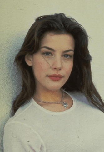 Con una lozanía total, Liv Tyler, hija del famoso rock star Steven Tyler, saltó a la fama por haber hecho un video para la banda de su padre, Aerosmith, para consolidarse más tarde como actriz con 'Armageddon' y la trilogía de 'The Lord of the Rings'.