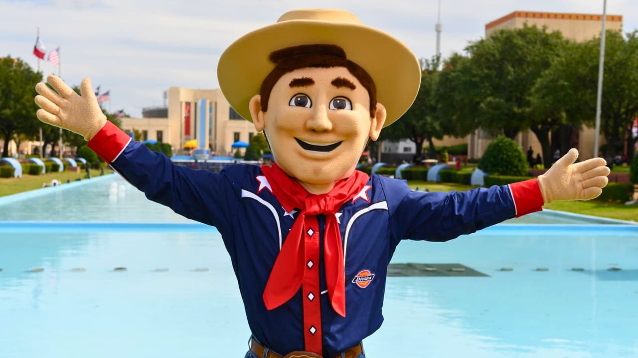 <h3 class="cms-H3-H3">Consejos para sacarle jugo a la feria </h3>
<br>
<b>🍔 Presupuesto: </b>calcula entre 60 y 120 dólares en comida para una familia de cuatro. Cada cupón vale $1. 
<br>
<b>🍔 Llegar fácil:</b> DART Green Line te deja justo en Fair Park, sin sufrir estacionamiento. 
<br>
<b>🍔 Sombra y descanso:</b> busca el Cotton Bowl Plaza o el Tower Building, que tiene aire acondicionado. 
<br>
<b>🍔 Descuentos: </b>los martes y jueves suelen ofrecer boletos más baratos y combos familiares.