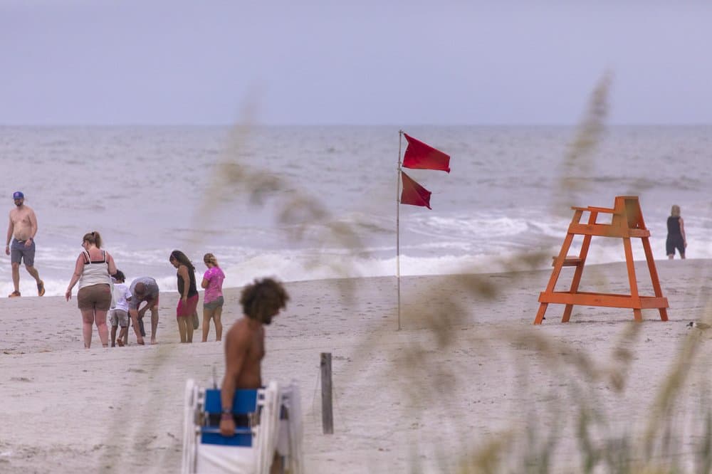 Bandera roja en la playa Myrtle Beach en Carolina del Sur desde la mañana del lunes, ante la inminente llegada del huracán Isaías. El Centro Nacional de Huracanes había advertido sobre "el peligro de inundaciones que amenazan la vida debido al aumento del agua moviéndose tierra adentro desde la costa".