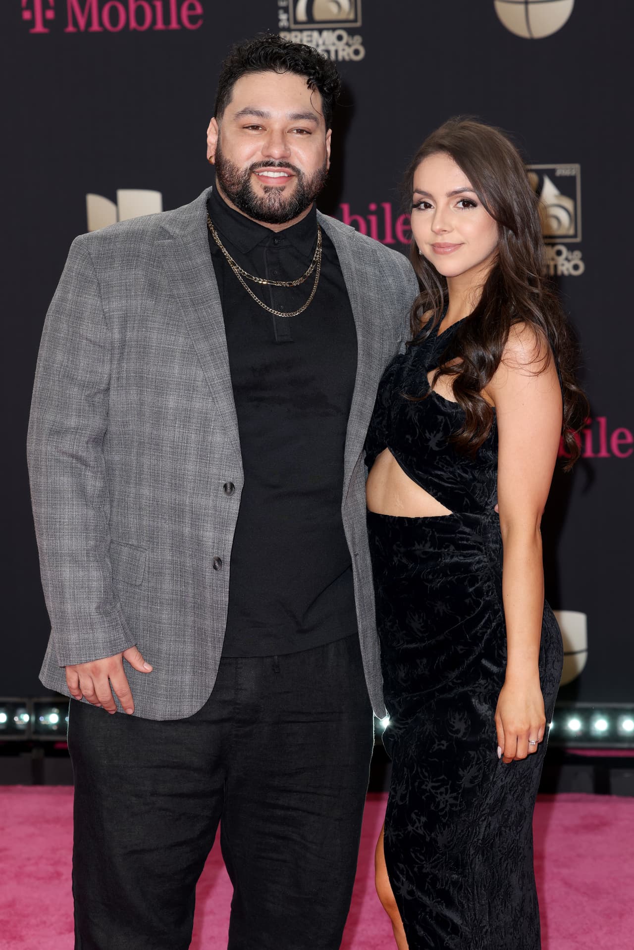<b>Deorro y Emilia Mendoza</b>
<br>Los jóvenes, que cada que pueden comparten su tierno romance con sus seguidores, cautivaron al público durante su paso por la alfombra.