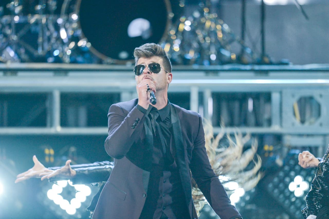 Además de Thicke y del tema 'Bad Man', Pitbull interpretó 'Hoy se bebe' junto a Farruko y 'El taxi'.