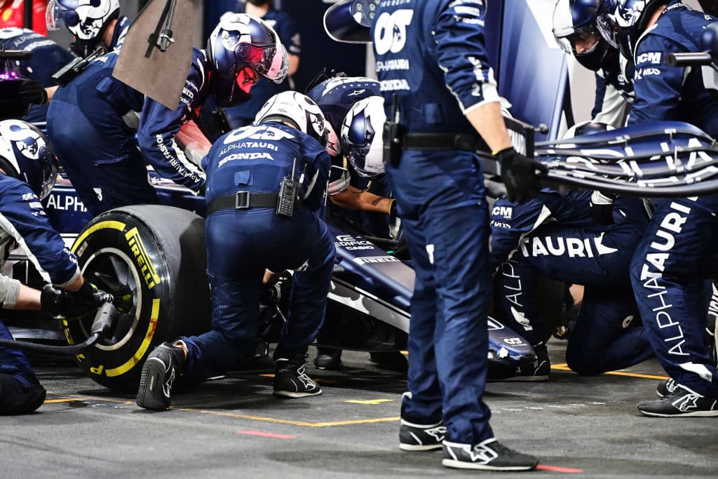 Una carrera demasiado accidentada donde Lewis Hamilton se lleva la victoria en la penúltima carrera del año. Max Verstappen de Red Bull se lleva la segunda posición y Valteri Bottas rebasó a Ocon en los últimos metros, quedando en tercera posición en el Gran Premio de Arabia Saudita; Sergio Pérez quedó fuera de la carrera tras un choque con Leclerc.