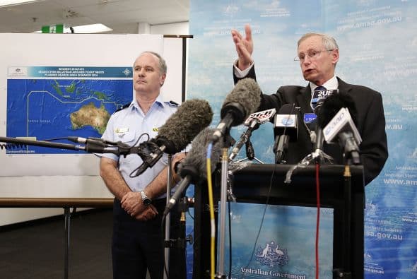 John Young, autoridad de seguridad marítima de Australia y John McGarry, director general de Estrategia Militar dan una conferencia de prensa sobre las imágenes, captadas por un satélite, que posiblemente pertenecerían al desaparecido avión de Malaysia Airlines.