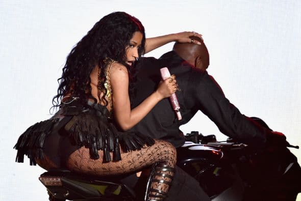 La espectacular Nicki Minaj recibió su reconocimiento como mejor artista 'Hip- Hop' del año, pero también demostró que es la reina de las proporciones y la seducción. ¿Quieres ver más? Las fotos más divertidas del entretenimiento aquí