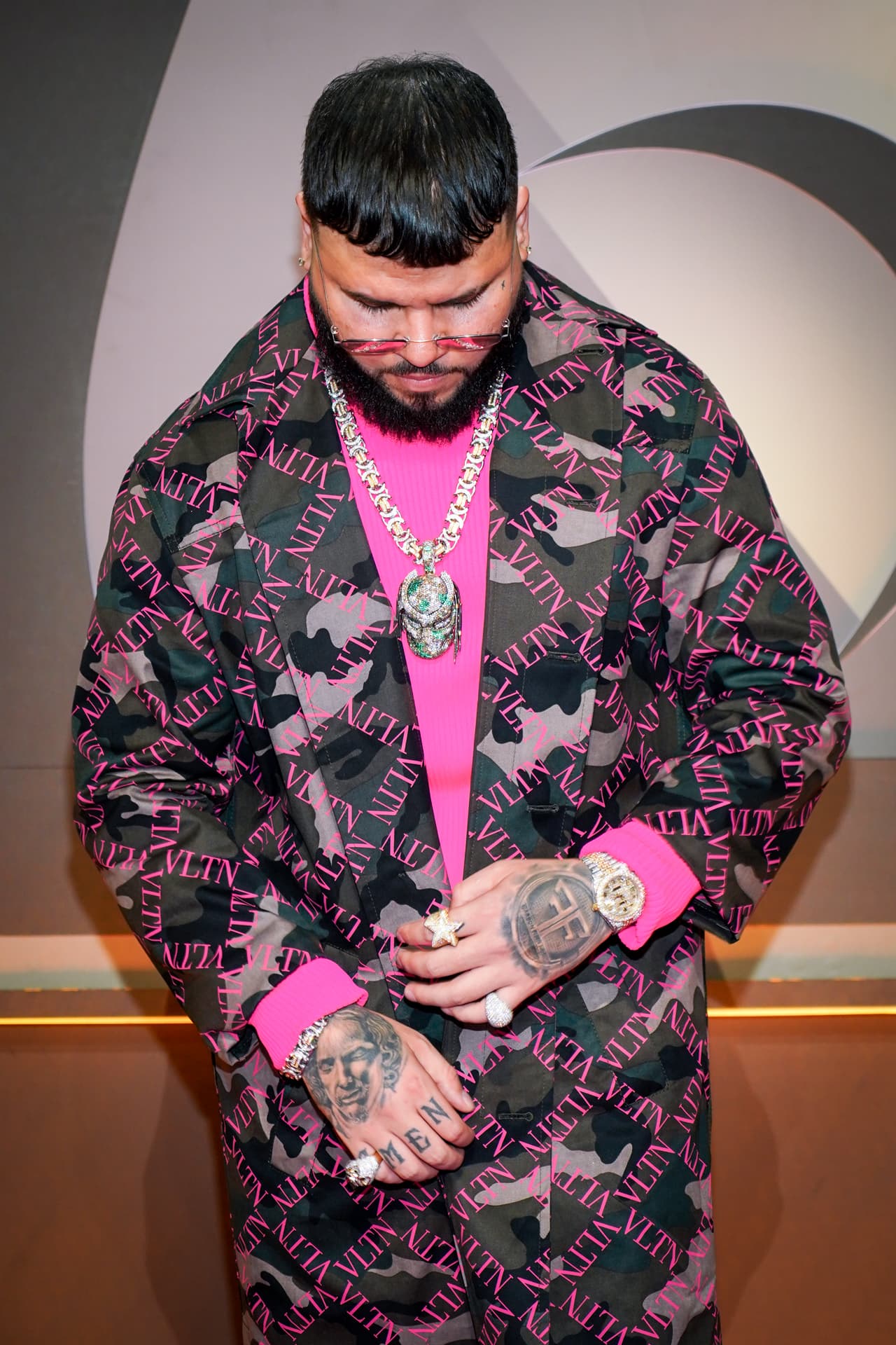 La tela estampada y el color fucsia de su camisa destacaron.