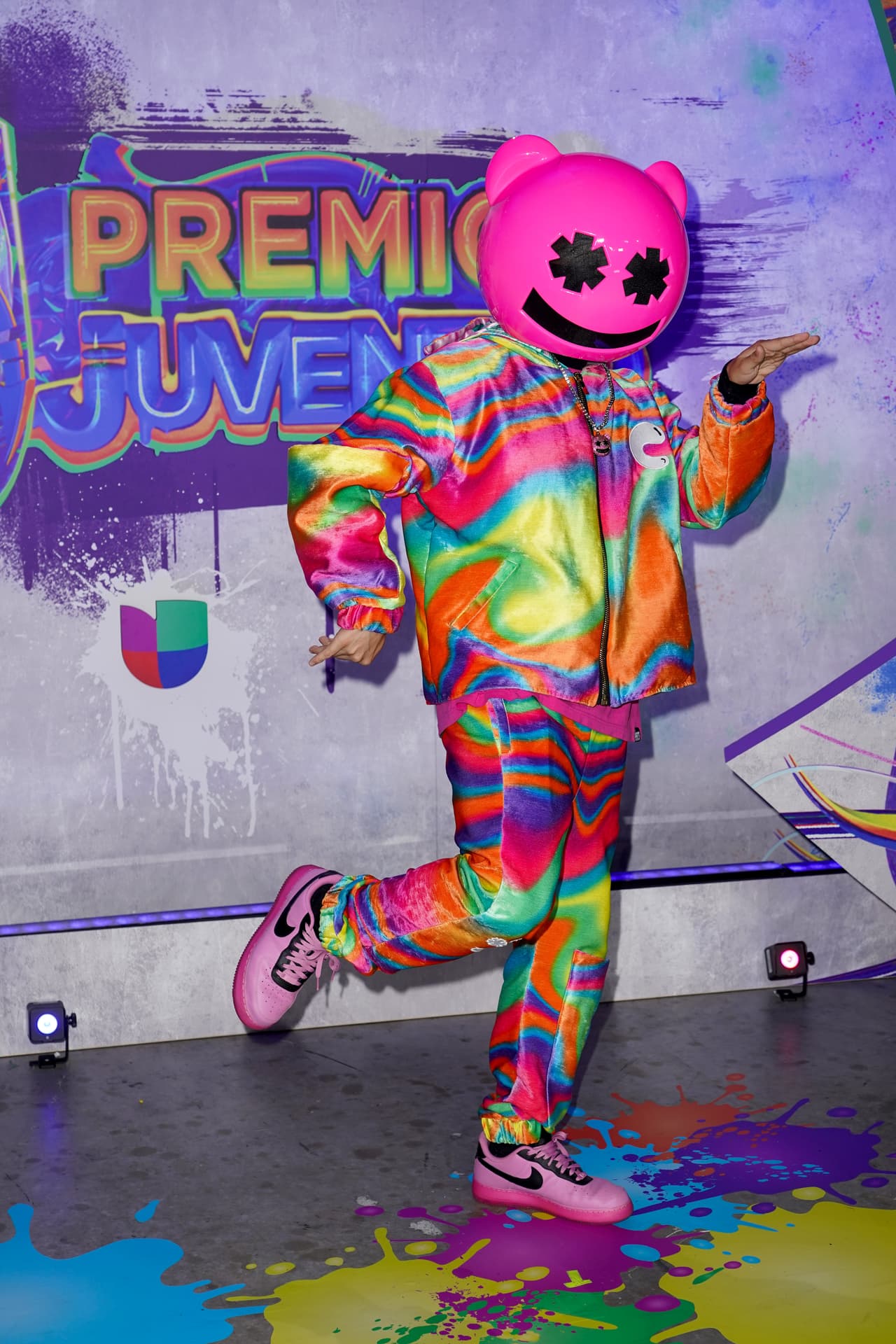 Usando un colorido y fosforescente traje y una máscara color rosa, DJ Cornetto celebró su llegada posando para los fotógrafos mientras hacía divertidas piruetas con su cuerpo.