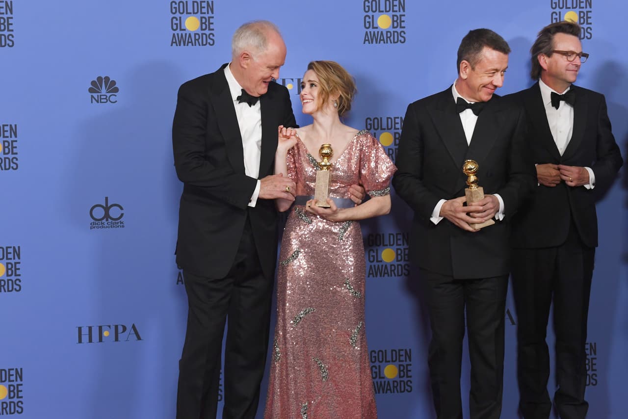 El equipo de The Crown, mejor serie de drama.