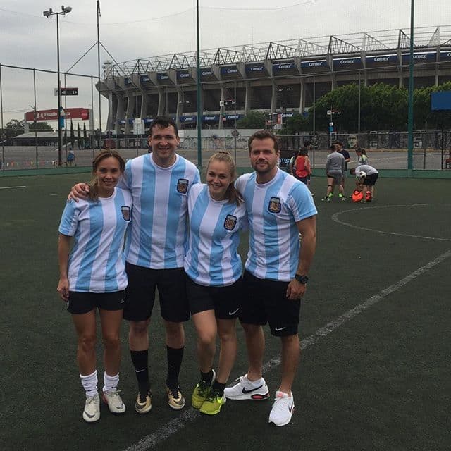 Cada vez que puede se escapa con sus amigos para jugar.