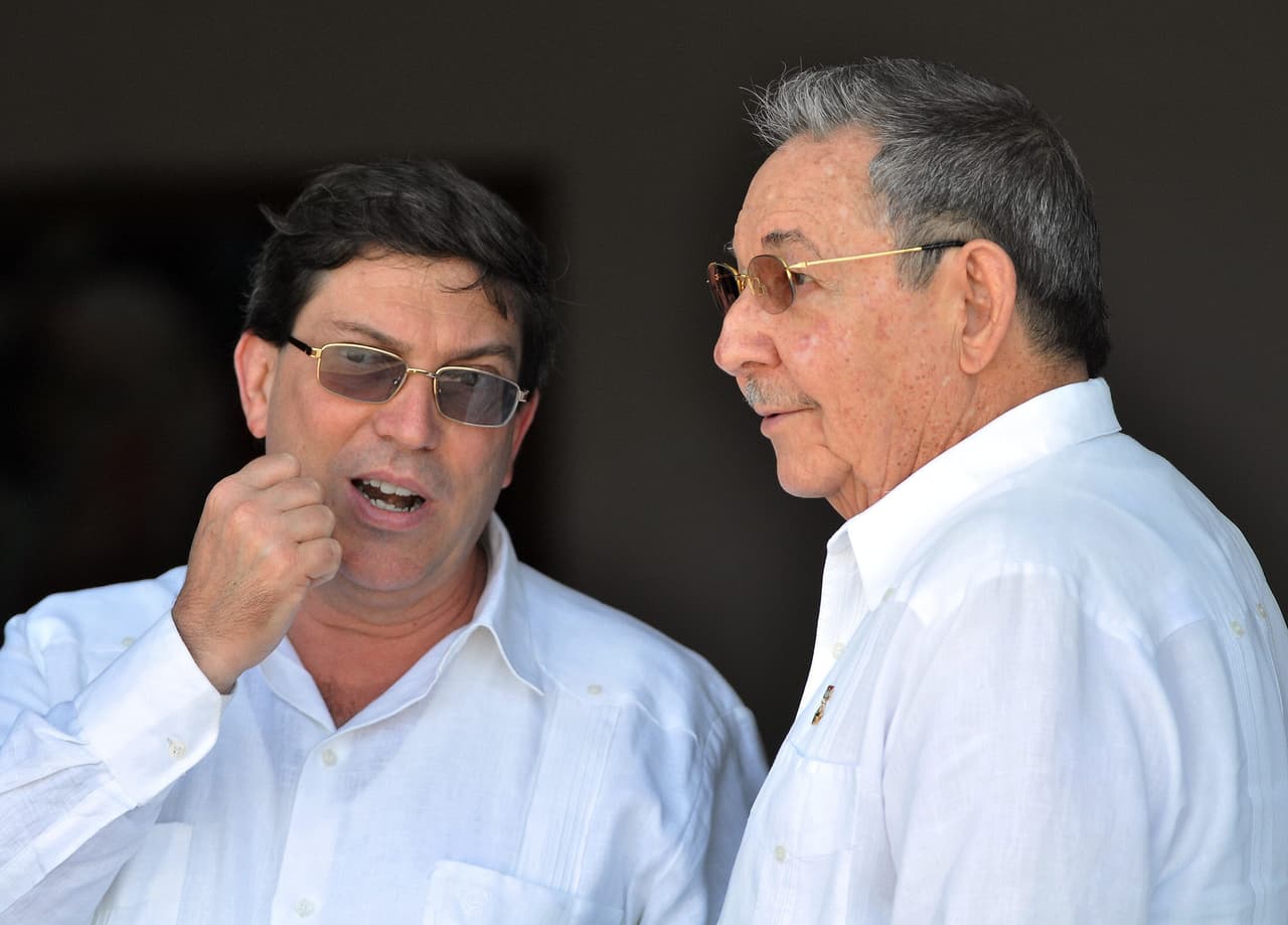 HAB23. LA HABANA (CUBA), 30/03/2011.- El presidente cubano Raúl Castro (d) conversa con el canciller Bruno Rodríguez (i) luego de despedir al expresidente de Estados Unidos Jimmy Carter al término de su visita de tres días a Cuba hoy, miércoles 30 de marzo de 2011, en el aeropuerto José Martí de La Habana. EFE/Alejandro Ernesto