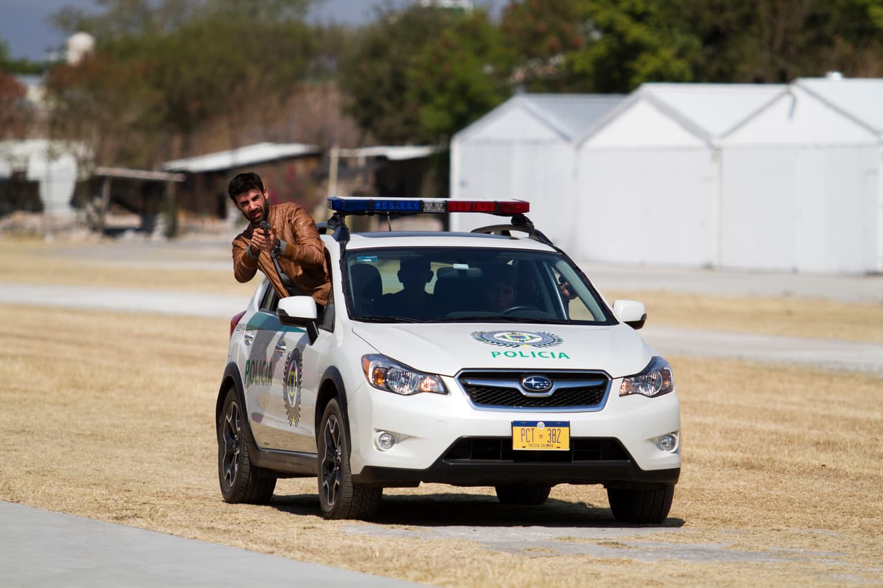 <b><a href="http://www.univision.com/series/la-piloto/la-piloto-dave-impidio-que-el-coronel-santamaria-recapturara-a-yolanda-escena-del-dia-video">El agente comenzó a disparar desde su automóvil. Al advertir su presencia, el coronel Santamaría huyó</a></b>.