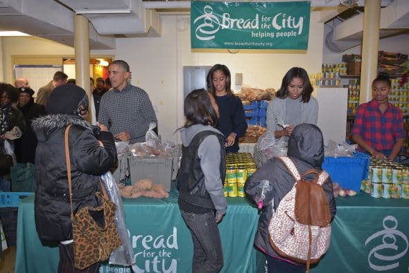 Los Obama llevaron comida a los necesitados