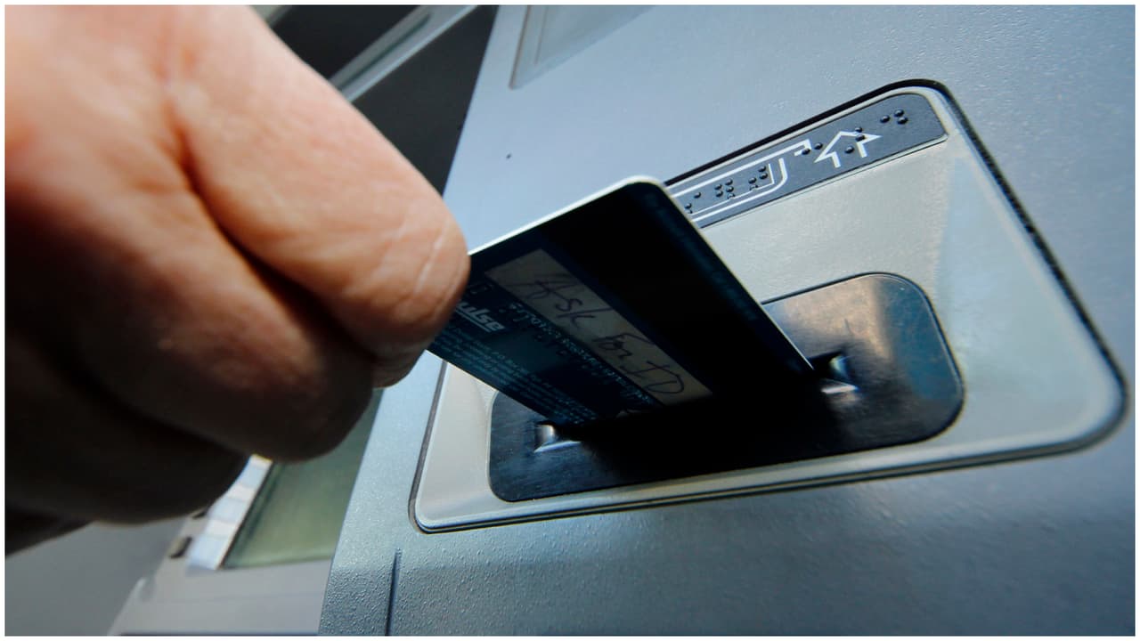 Migrantes cubanos reciben alerta de sus bancos en EEUU sobre cierre o congelación de sus cuentas 