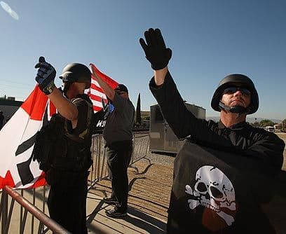 NazisSegún la reconocida institución Southern Poverty Law Center, hasta el año pasado en Estados Unidos operaban de manera activa 923 grupos de odio, incluyendo sus filiales. Estas agrupaciones tienen creencias o prácticas en las cuales atacan a grupos enteros de gente por sus características inmutables, como la raza.