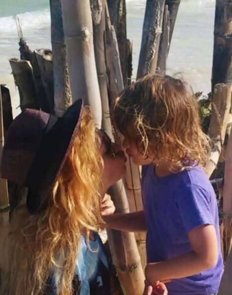 También el cumpleaños de Andrea Nicolás lo festejó en sus redes sociales, posteando esta foto donde le da un tierno beso a su hijo.