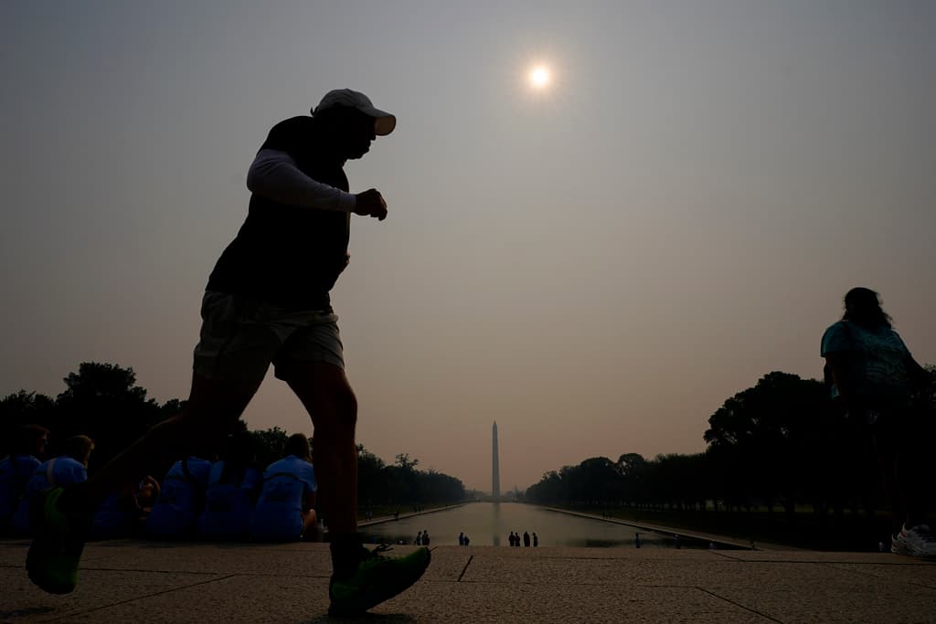 “Todos pueden experimentar 
<b><a href="https://www.univision.com/local/washington-dc-wfdc/consejos-mala-calidad-aire" target="_blank">efectos más graves en la salud</a></b>, y deben evitar actividades al aire libre, especialmente las personas con enfermedades cardiacas y respiratorias, así como niños y adultos mayores”, alertó MWCOG.
<br>