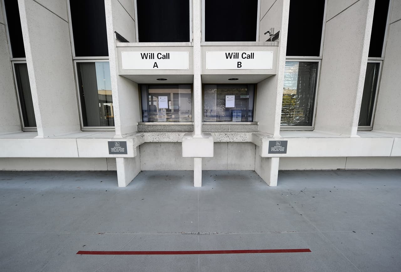 Como lo recuerda el abogado Ezequiel Hernández, “hasta las oficinas de correo son edificios federales, en los que en caso de cometer alguna falta te podrían procesar en términos migratorios”. Son edificios federales también, por ejemplo, el zoológico de Washington que, al operar bajo la institución del Smithsonian, recibe créditos federales para gastos de funcionamiento. 
<br>