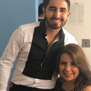 La descubrimos durante las grabaciones de Reina de la Canción, en donde es evidente que no le pierde ni pie ni pisada y, con una dedicación completa, está pendiente de que no le falte nada a Joss Favela, quien ha tenido que combinar su participación en Reina de la Canción con el lanzamiento de su tema 'Yo no sé decir que no'.