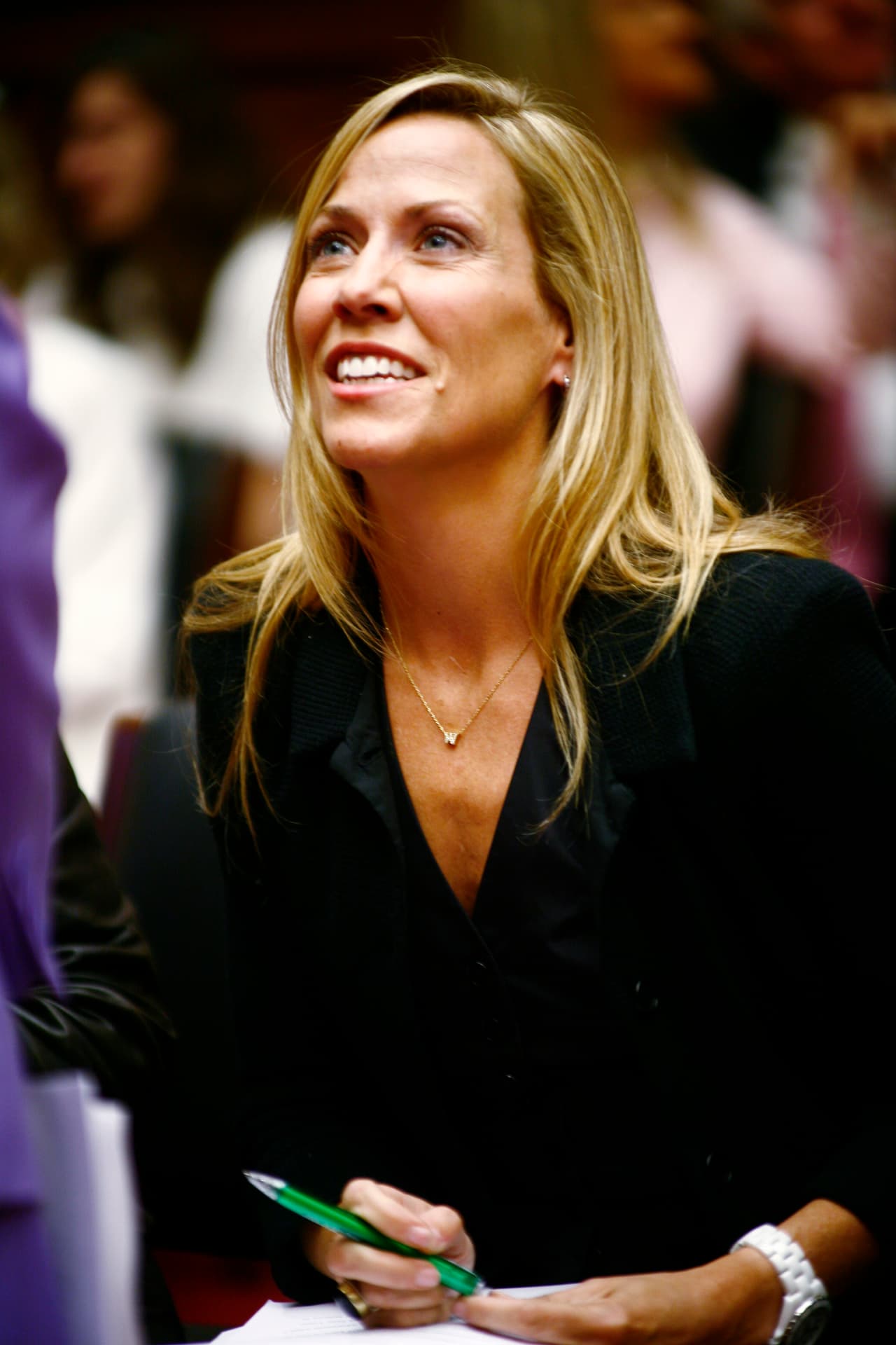 “Uno crece con la historia de cómo debe ser tu vida, casarte, tener hijos… yo me ceñí a todo esto, pero una vez fui diagnosticada, alguien me dijo que estaba limitando las fronteras de mi propia vida, añadiéndome muchísima presión”, dijo.