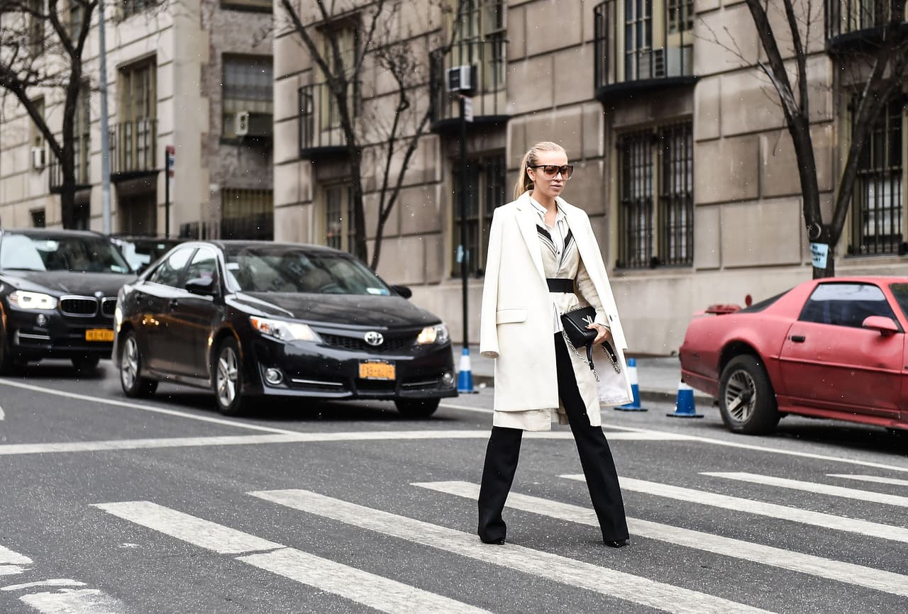 Dependiendo del look que quieres llevar, elige un abrigo estructurado como este, de solapa y bolsillos, que te regalará elegancia y formalidad, o, apuesta por un largo sacón en lana tejida que te dará un look más desprevenido.