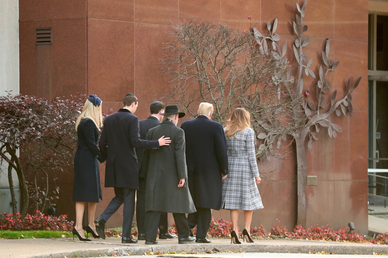 El presidente y su comitiva mientras llegaban a la sinagoga Árbol de la Vida.