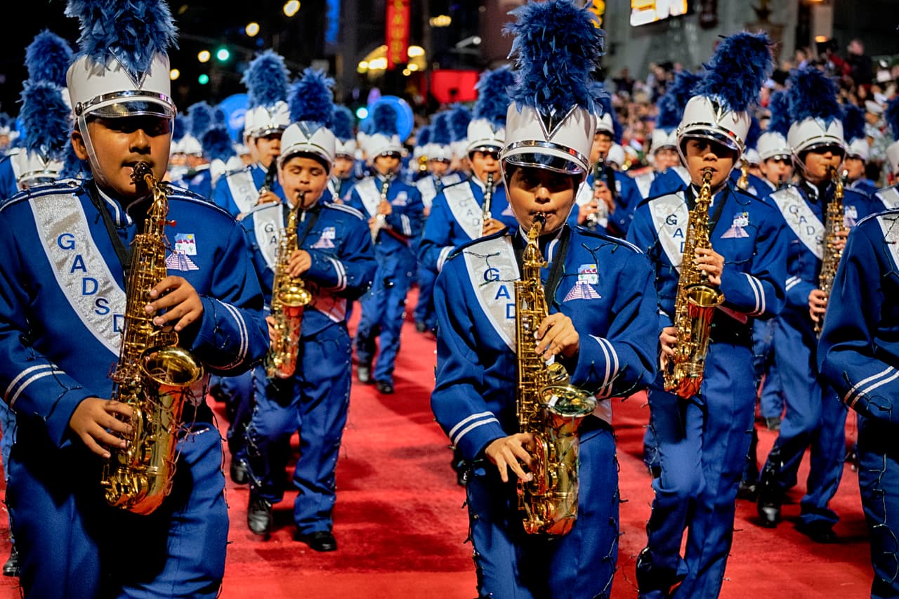Este desfile, con más de nueve décadas de historia, sigue siendo un símbolo de unión comunitaria y celebración de la temporada navideña en Hollywood.