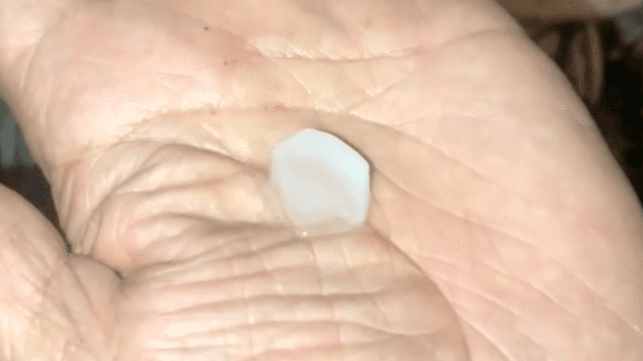 Hace dos meses, un episodio similar ocurrió sobre la ciudad de Dilley, en el condado de Frio, cuando
<a href="https://www.univision.com/local/san-antonio-kwex/granizo-danos-fotos-dilley-texas-fotos" target="_blank">granizo del tamaño de hasta una toronja</a> causó fuertes daños a vehículos y casas.