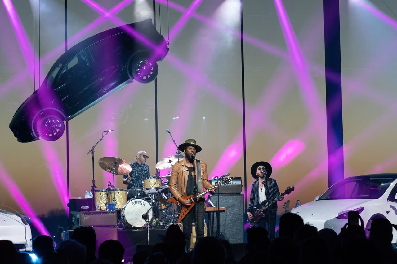El músico estadounidense Gary Clark Jr. se presentó en las instalaciones de fabricación.
