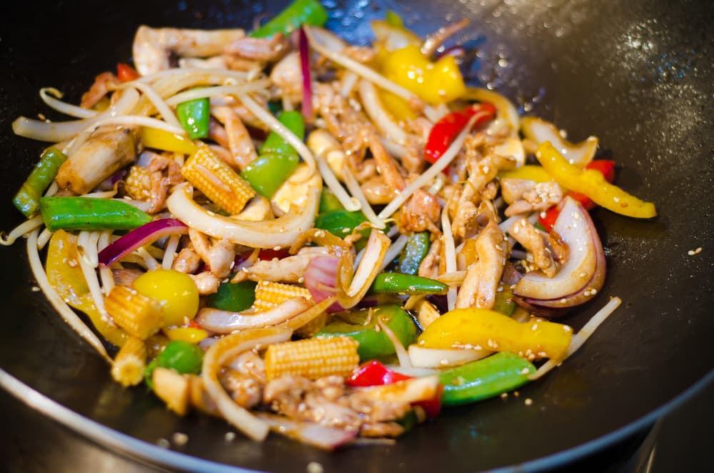 Poco a poco notarás que las verduras van tomando un poco de color.