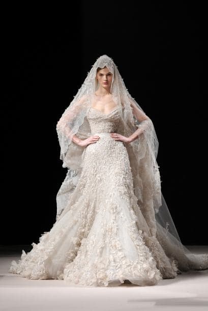 En definitiva lo elegante y especial lo hace realidad Elie Saab, este diseño no es para nada un vestido de novia normal. Una muy buena opción para que Anahí sobre salga en un día tan importante.