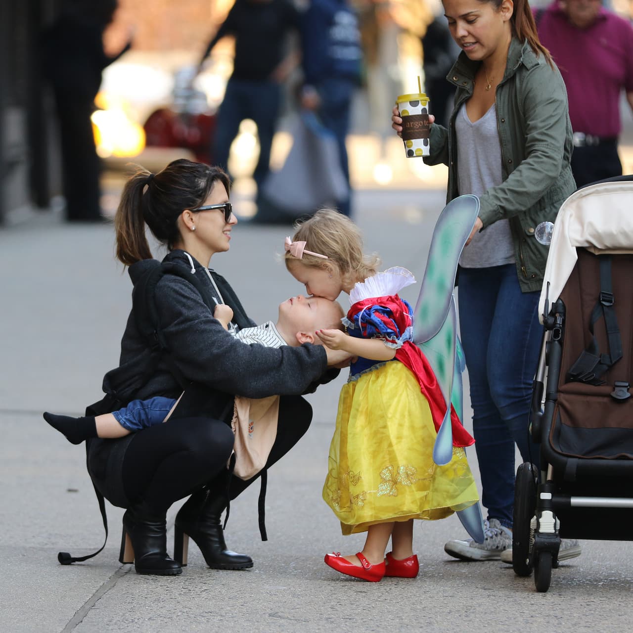 Se detuvieron un momento y la nena le dio un tierno besito a su hermanito menor.