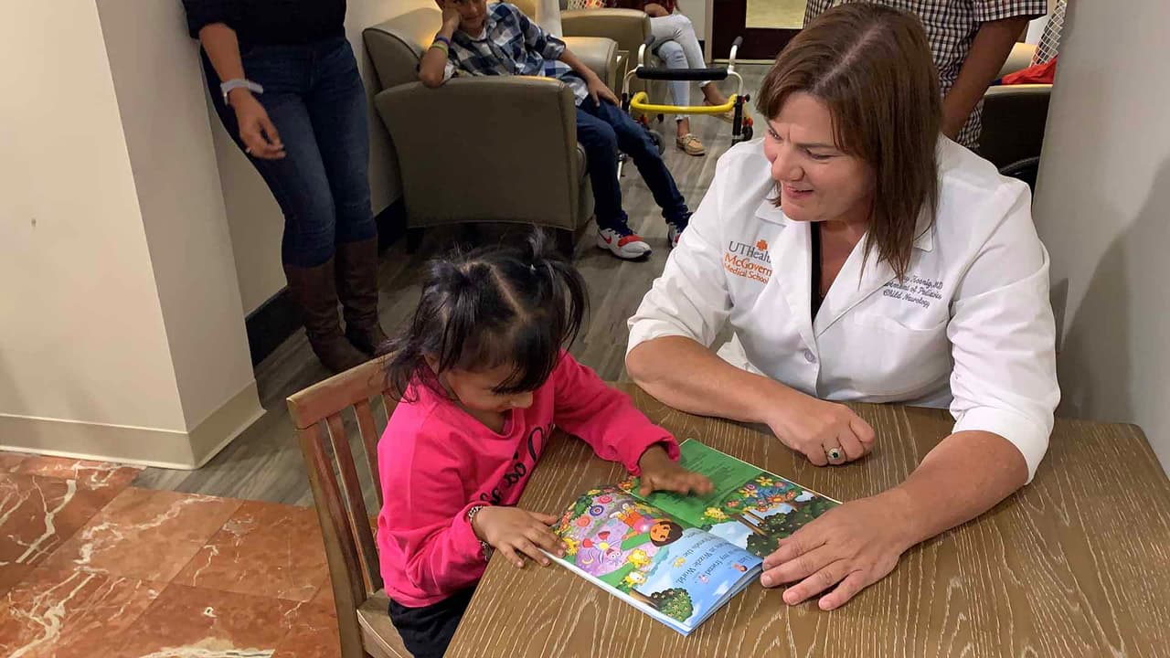 Alia pasó 6 semanas en el hospital hasta que fue dada de alta. Su madre cuida de ella en todo momento y dice que trata de no mostrar tristeza para poder aprovechar cada día de vida de la pequeña.