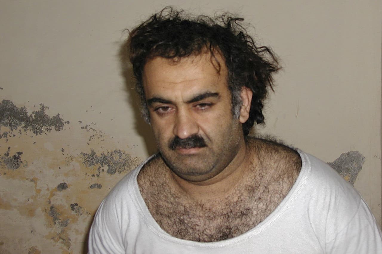 <b>KHALID SHEIKH MOHAMMED</b>
<br>
<br>
<b>ENTONCES: </b>Principal propagandista de Al Qaeda, etiquetado como el "principal arquitecto de los ataques del 11-S" por la Comisión del 11-S. Fue capturado en 2003 por la CIA y la policía secreta de Pakistán, y luego llevado a las prisiones de la CIA en Polonia y Afganistán y finalmente a Guantánamo. Bajo coacción -algunos lo llamaron tortura- confesó su participación en casi todas las operaciones importantes de Al Qaeda, como el atentado de 1993 contra el World Trade Center, el asesinato del periodista Daniel Pearl, los atentados de 2001 y otros.