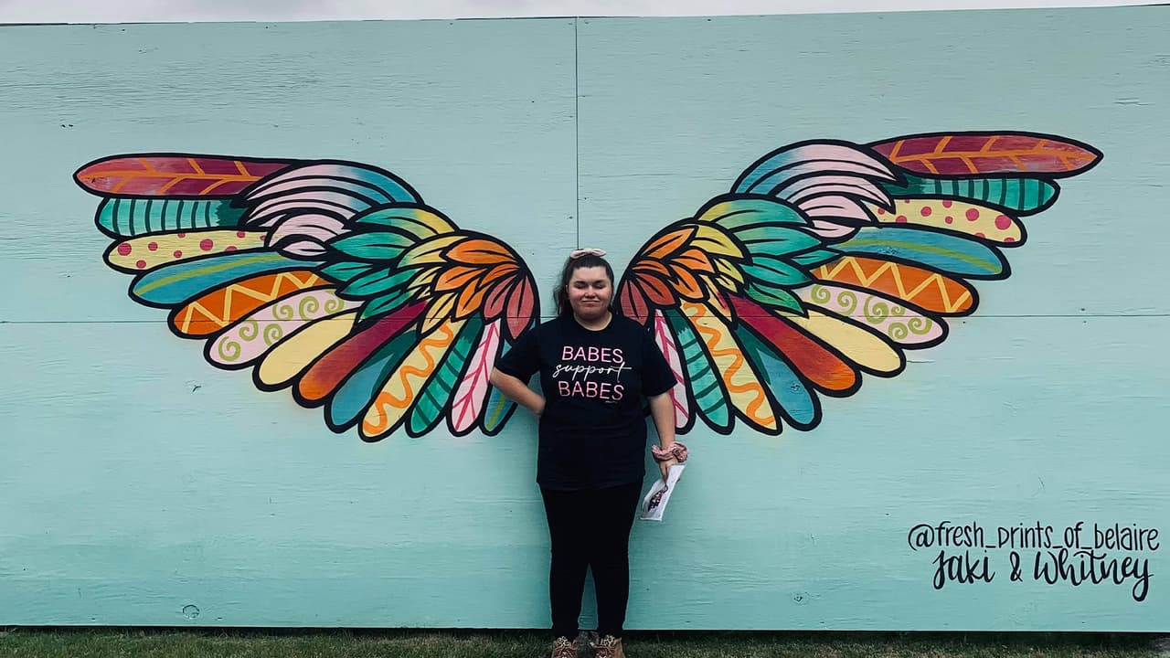 La familia se asoció con la organización 
<a href="https://rainbowofhopetexas.org/" target="_blank">“The Rainbow of Hope Texas”</a> que ofrece equinoterapia para jóvenes del área de Houston y además les enseñan a crear jabones.
<br>