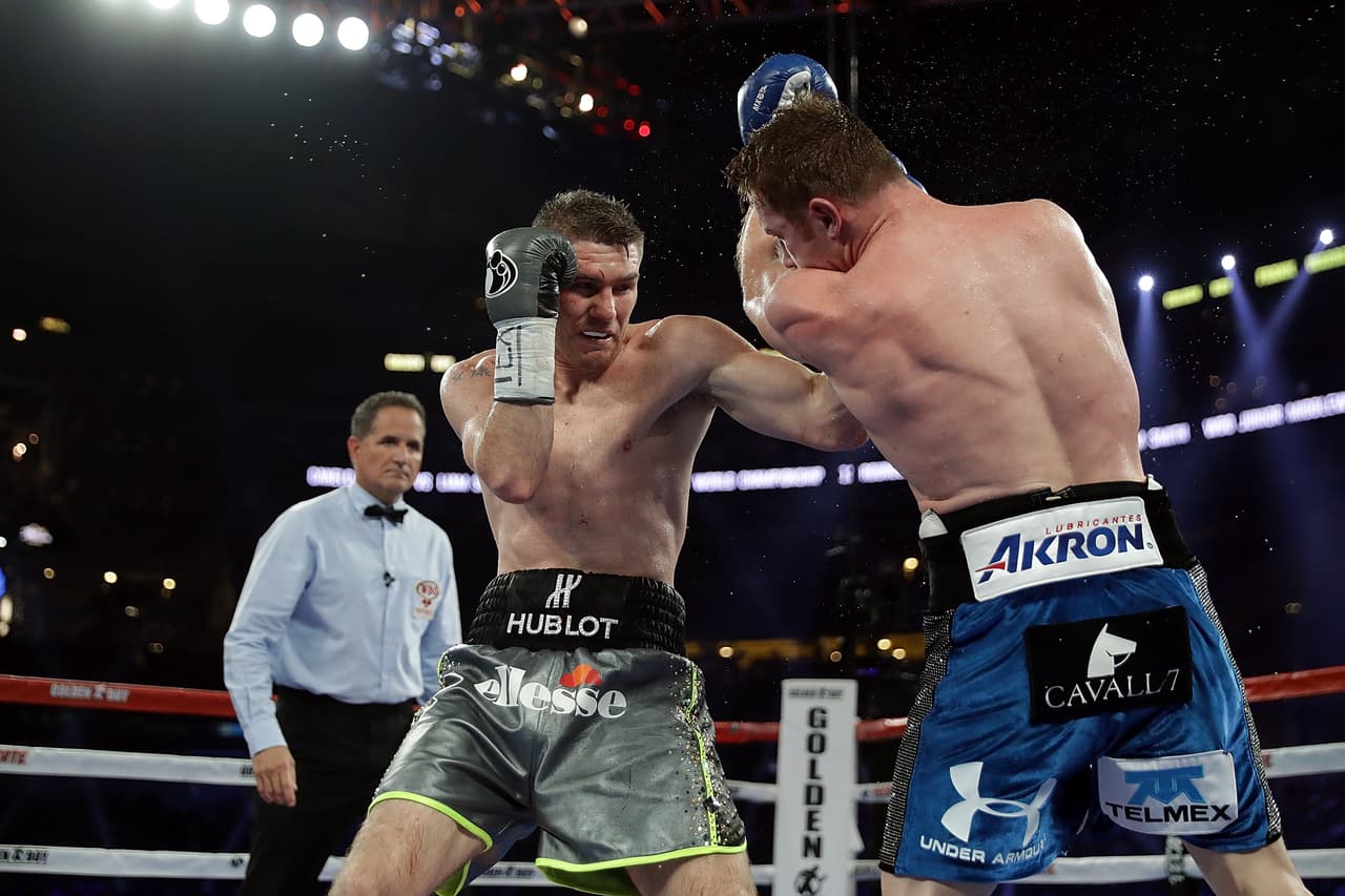 La pelea se llevó a cabo en el AT&T Stadium de Arlington, Texas, y tuvo en juego el Título Mundial de la WBO del peso superwelter.