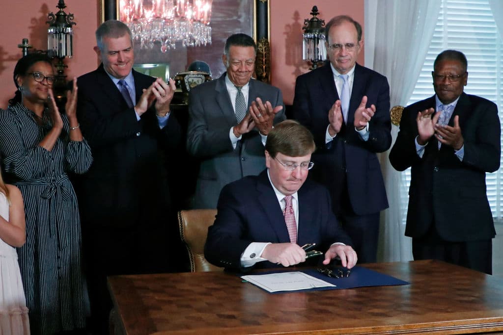 Gobernador de Mississippi firma el acuerdo para retirar el emblema confederado de la bandera estatal 