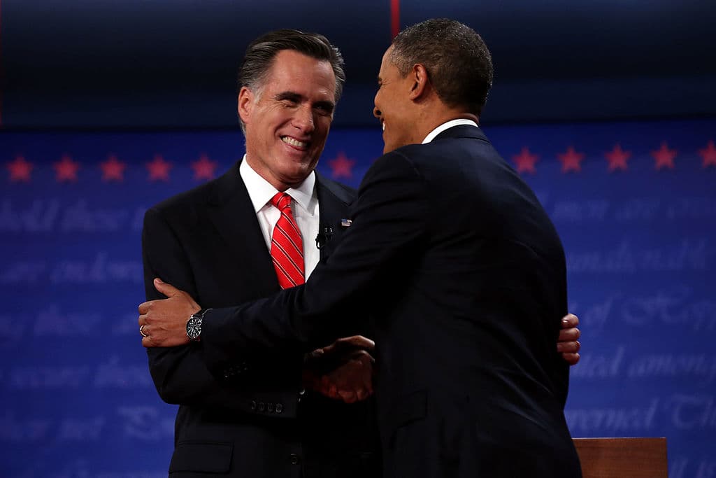Mitt Romney y Barack Obama se saludan durante el primer debate presidencial de 2012, en Denver, Colorado.