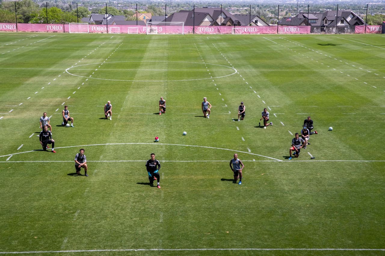 Así reaccionó durante su entrenamiento el equipo de la MLS uniéndose a la protesta por el brutal asesinatoo a Floyd. hombre de raza negra.