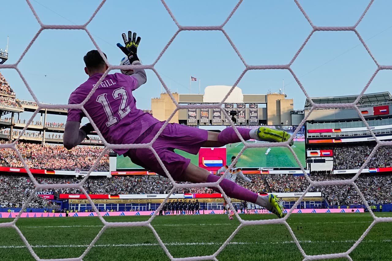 El portero de Paraguay, Orlando Gill (12), realiza una atajada ante un disparo del alemán Kai Havertz (7) durante la tanda de penales al finalizar el partido de dieciseisavos de final de la Copa del Mundo entre Brasil y Japón en Houston, el lunes 29 de junio de 2026.