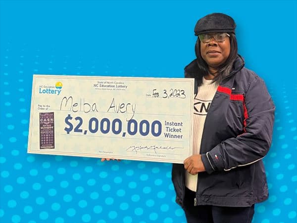 "Caí de rodillas", dice mujer de Transylvania tras ganar $2 millones de dólares en Lotería de Carolina del Norte