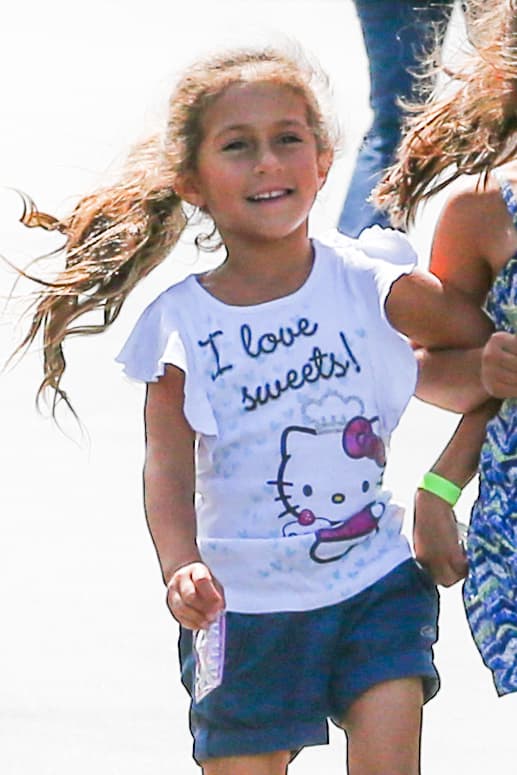 Desde un fresco conjunto para un street style conformado por playera y short, acompañado por una pequeña cola de caballo para el cabello.