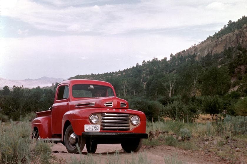 <b>2) La F-Series de Ford siempre fue poderosa</b>
<br>La Serie F fue la primera pickup pequeña específicamente diseñada para trabajo. Algunas versiones del Model T contaban con caja de carga, siendo adaptaciones para ser usadas para entregas y ‘mover cosas’. En 1948, la F-1 ofrecía dos motores: I6 de 3.7 litros con 95 hp y V8 de 100 hp.
<br>