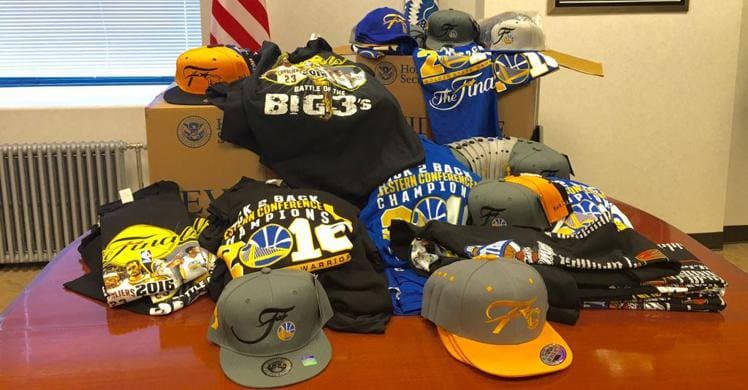Jerseys, gorras y playeras: decomisan más de 1,500 productos falsos de los Golden State Warriors