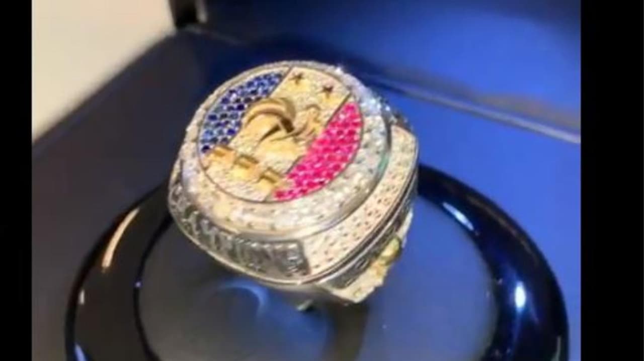 Pogba regaló anillos de campeón a sus compañeros con los que ganó el Mundial