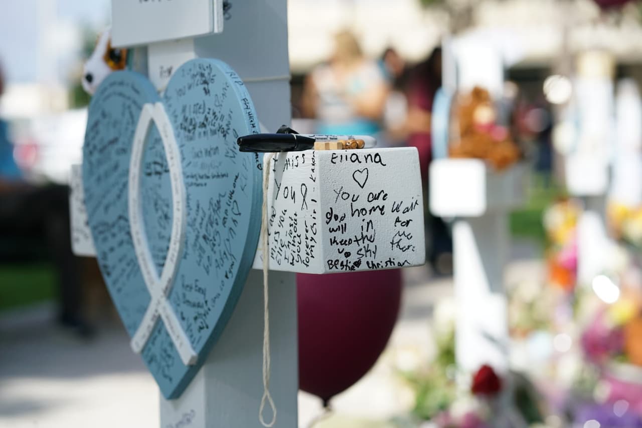 En las 21 cruces, hay mensajes de amor y dolor. 
<b>"Mami y papi te quieren". </b>
<br>
<br>Otros padres y madres han escrito:
<b> "Perdóname por no haber estado ahí".</b>