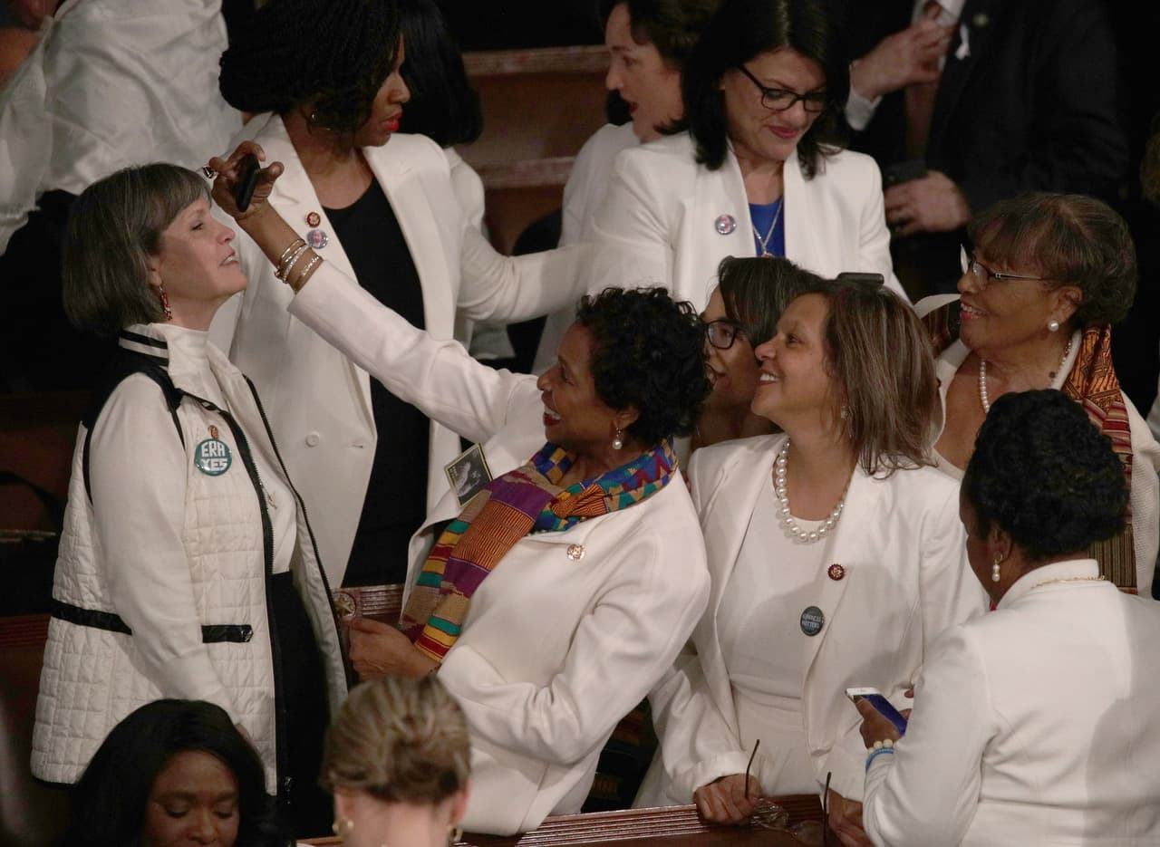 Mientras tanto, las legisladoras demócratas se pusieron de acuerdo este año para vestir de blanco, el color que identificó a los movimientos sufragistas de principio de siglo. De este modo, buscar enviar un mensaje contundente de apoyo a las mujeres y, como lo dijo Brenda Lawrence, líder del Grupo de Mujeres Trabajadoras Demócratas, dejar claro que “aunque esta administración le ha cerrado sus ojos a las mujeres, nosotras haremos que nos vean”.