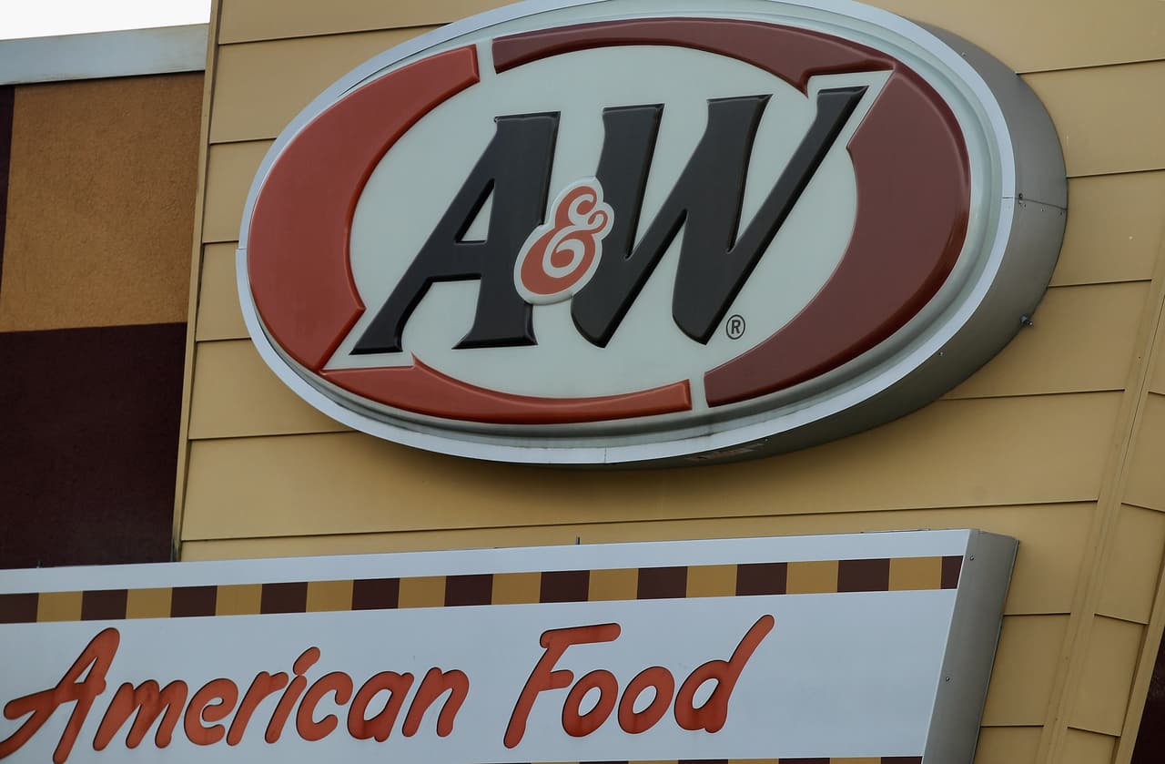 <b>A&W. Calificación: F. </b>Tiene 629 locales en EEUU y sus ventas en 2017 fueron de 226 millones de dólares. Tiene una política de uso de antibióticos disponible en su sitio web: “Nuestros ganaderos solo usan antibióticos cuando son médicamente necesarios para garantizar la salud del animal, de la misma manera que la mayoría de los médicos recomiendan el uso de antibióticos para las personas". Según su sitio web la política fue auditada por un tercero, pero la empresa no respondió cuestionario enviado por los investigadores: 0 de 100 puntos en su calificación.