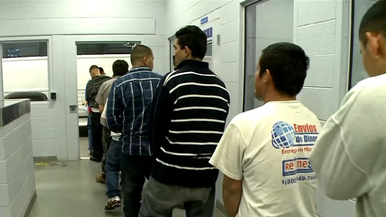 Tribunal federal de apelaciones autoriza al gobierno de Trump reanudar las deportaciones aceleradas en EEUU