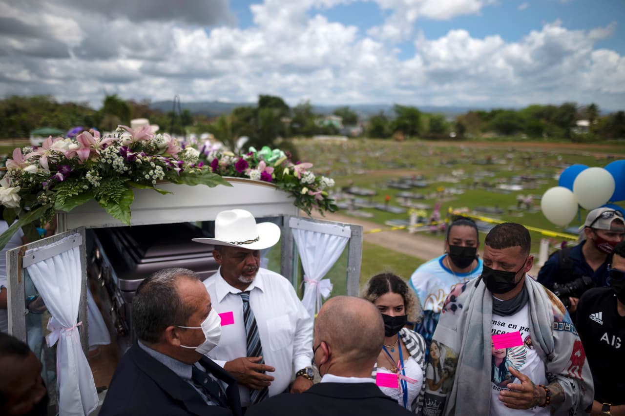 Familiares junto al carruaje tirado por caballos que transportaba los restos de Keishla Rodríguez luego de llegar al cementerio de Guaynabo.