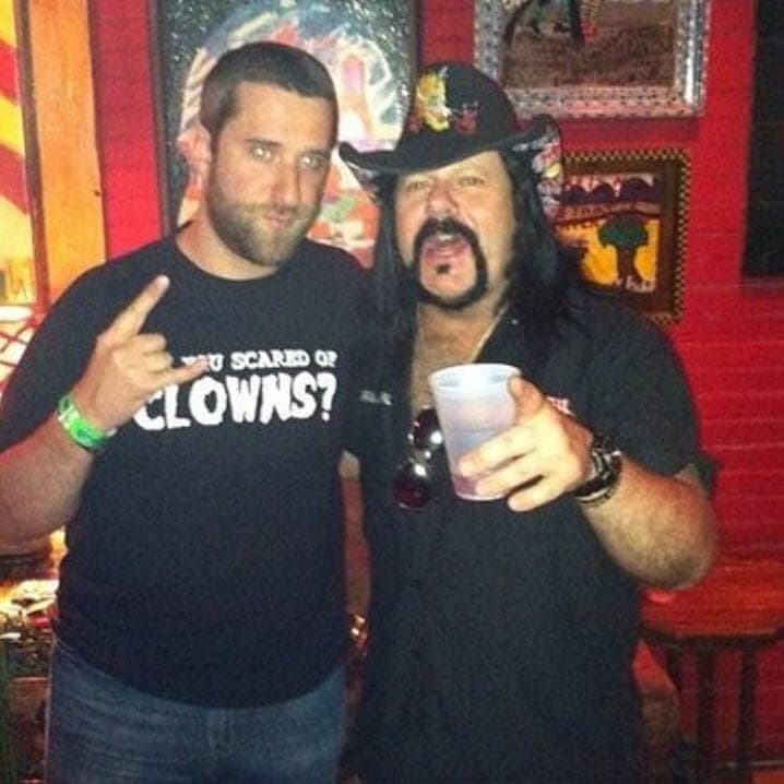 Block dio un sensible agradecimiento al personal médico que ayudó a Dustin Diamond: "Debió haber pulsado el botón de ayuda miles de veces porque 
<b>no le gustaba estar solo y odiaba el dolor</b>. Estoy seguro de que les contó algunos chistes increíbles y algunos terribles". 
<br>