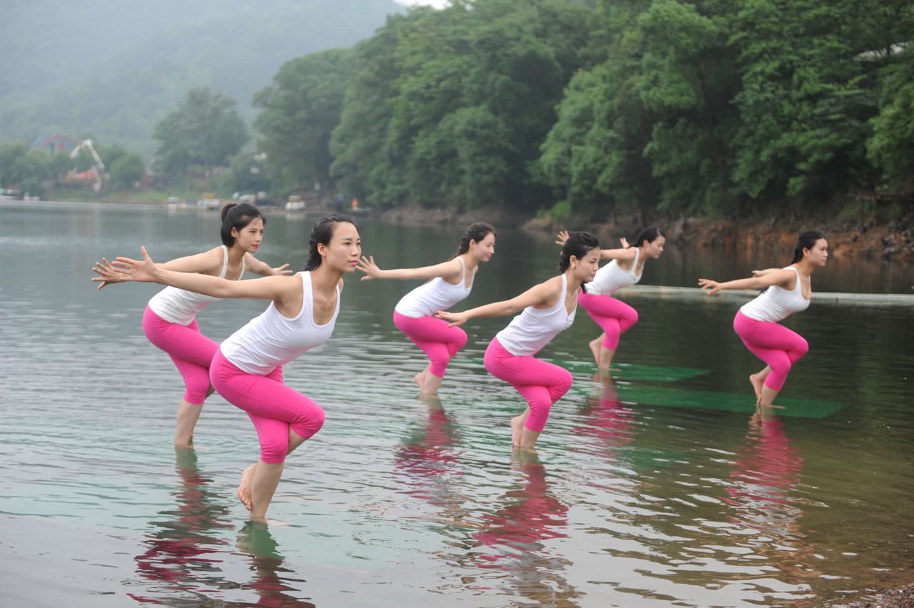 Las entrenadoras colocaron sus tapetes en la orilla del lago, en una zona poco profunda para poder tener contacto directo con el lago.